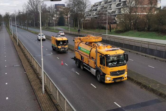 Container vrachtwagen ramt brug