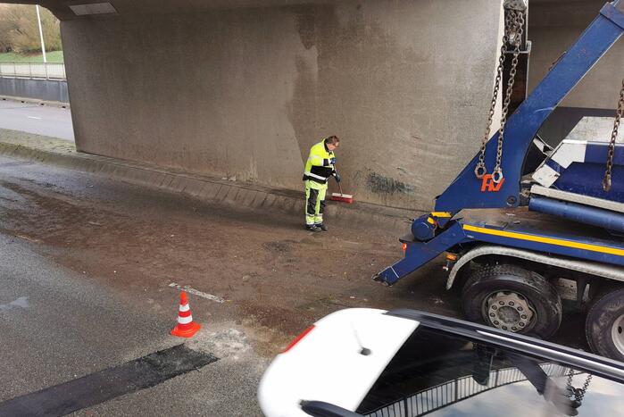 Container vrachtwagen ramt brug