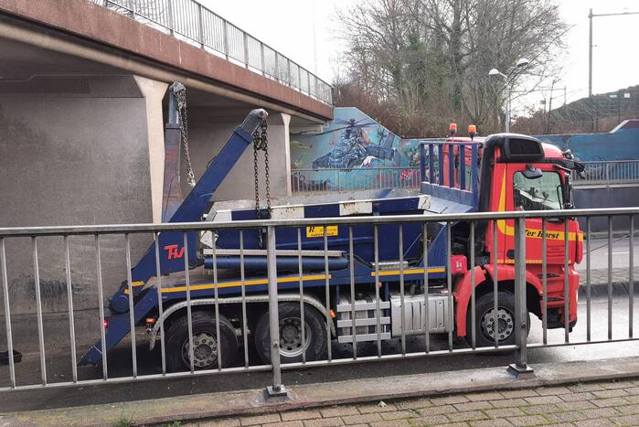 Container vrachtwagen ramt brug