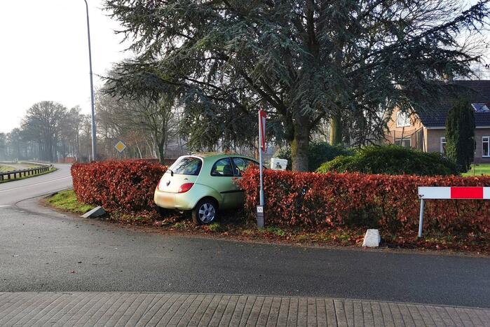 Automobilist rijdt lantaarnpaal uit de grond en komt in tuin tot stilstand
