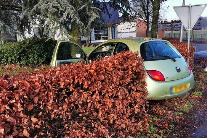 Automobilist rijdt lantaarnpaal uit de grond en komt in tuin tot stilstand