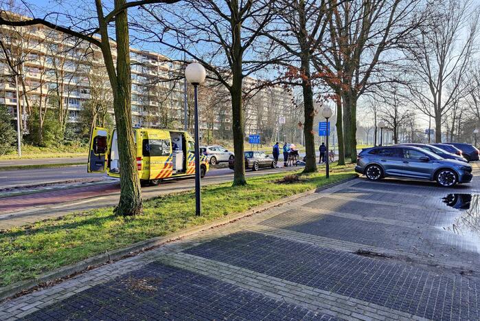 Persoon met hoofdwond op de grond