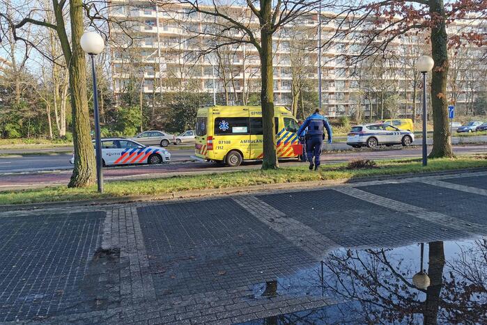 Persoon met hoofdwond op de grond