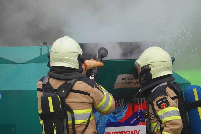 Veel rook bij brand in bovengrondse textielcontainer