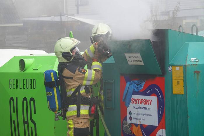 Veel rook bij brand in bovengrondse textielcontainer