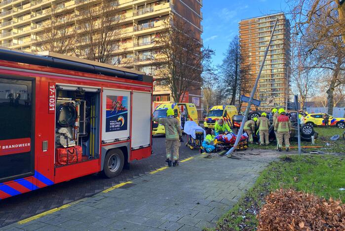 Auto ramt lantaarnpaal en slaat over de kop