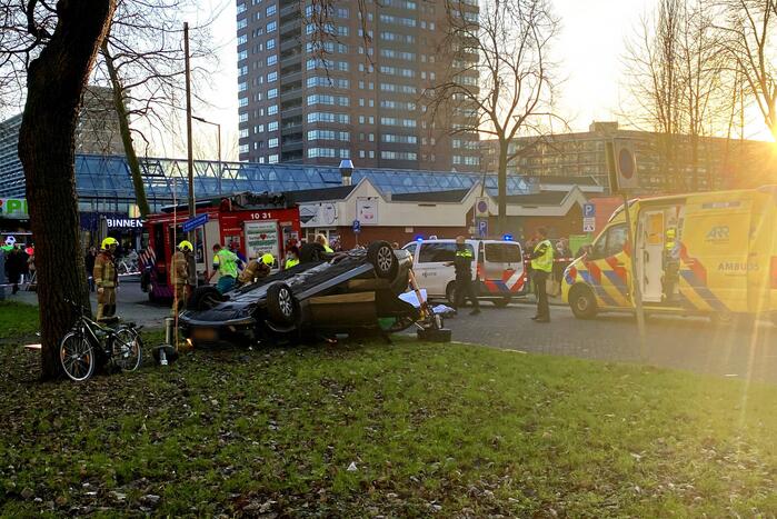 Auto ramt lantaarnpaal en slaat over de kop