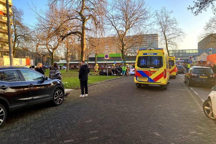 Auto ramt lantaarnpaal en slaat over de kop