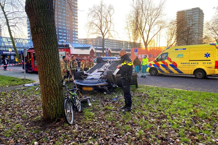 Auto ramt lantaarnpaal en slaat over de kop