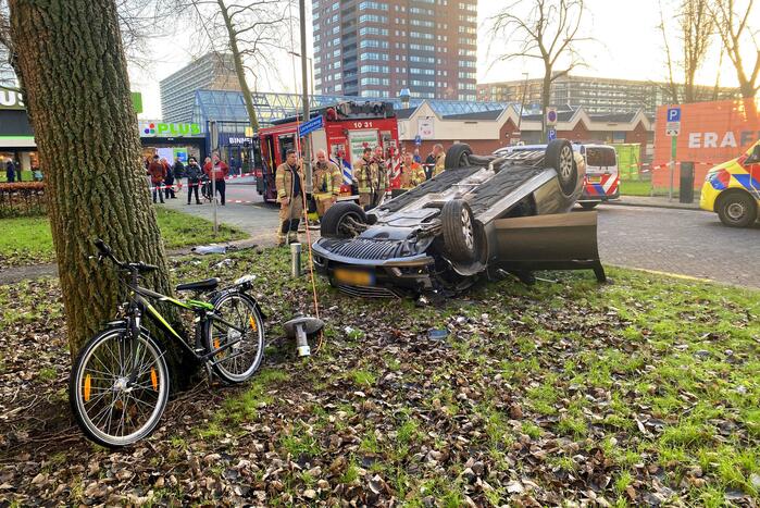 Auto ramt lantaarnpaal en slaat over de kop