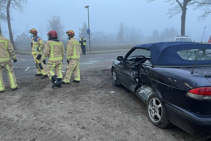 Flinke schade bij botsing tussen twee voertuigen