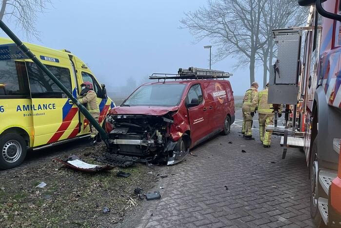 Flinke schade bij botsing tussen twee voertuigen