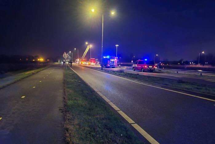 Hulpdiensten zoeken naar persoon in het water