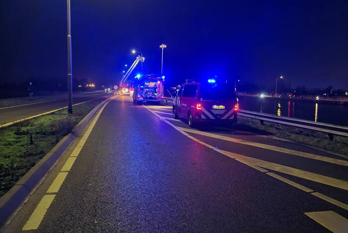 Hulpdiensten zoeken naar persoon in het water