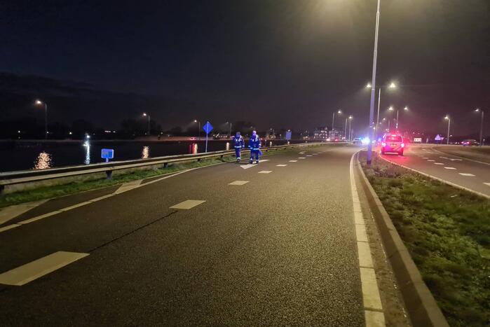 Hulpdiensten zoeken naar persoon in het water