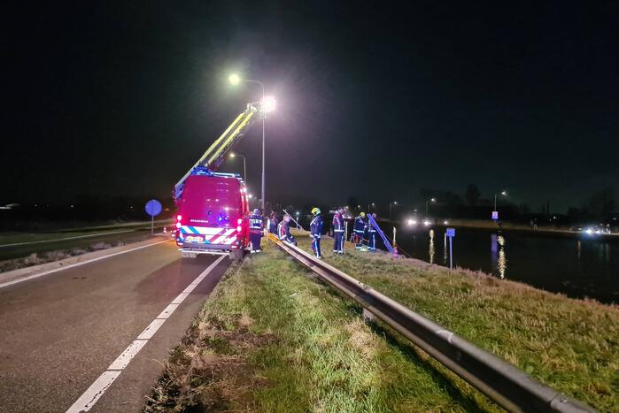 Hulpdiensten zoeken naar persoon in het water