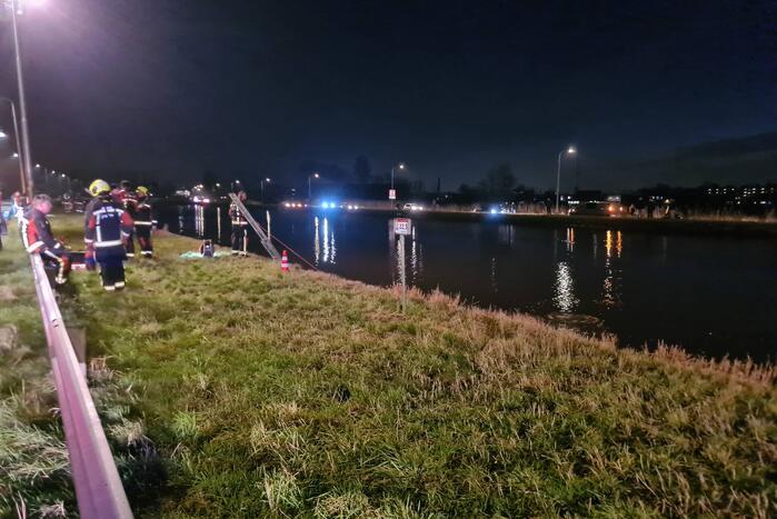 Hulpdiensten zoeken naar persoon in het water