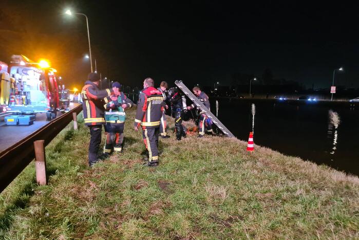 Hulpdiensten zoeken naar persoon in het water