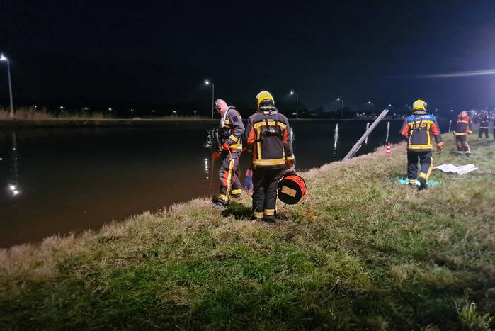 Hulpdiensten zoeken naar persoon in het water