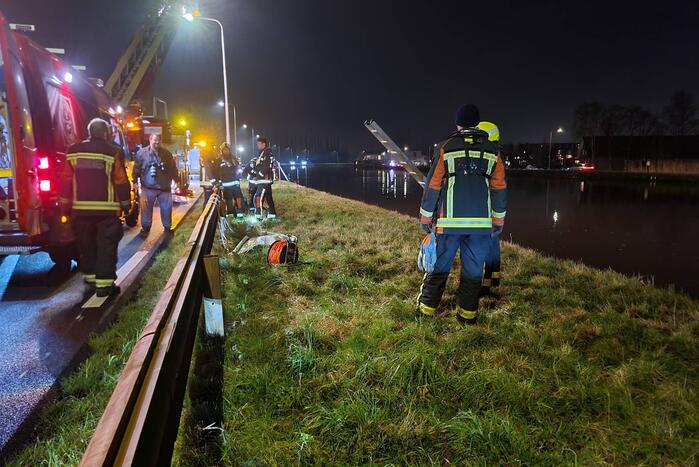 Hulpdiensten zoeken naar persoon in het water