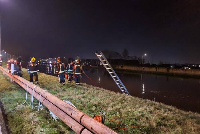 Hulpdiensten zoeken naar persoon in het water