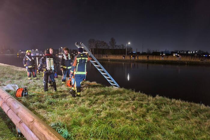 Hulpdiensten zoeken naar persoon in het water