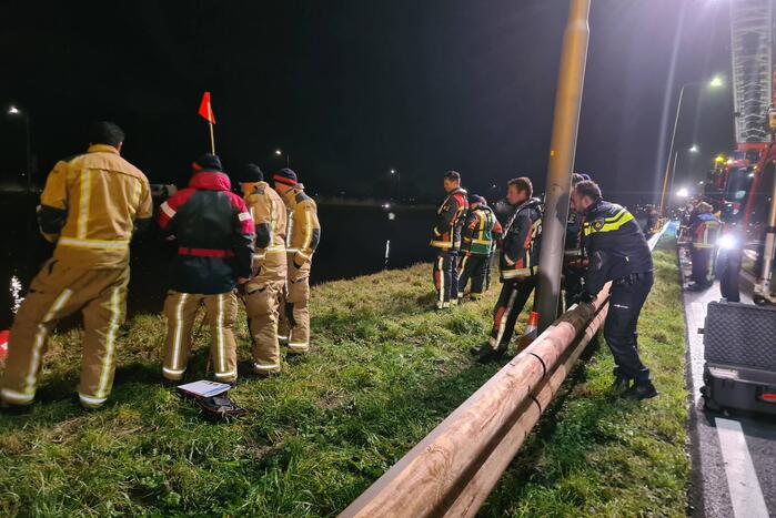 Hulpdiensten zoeken naar persoon in het water