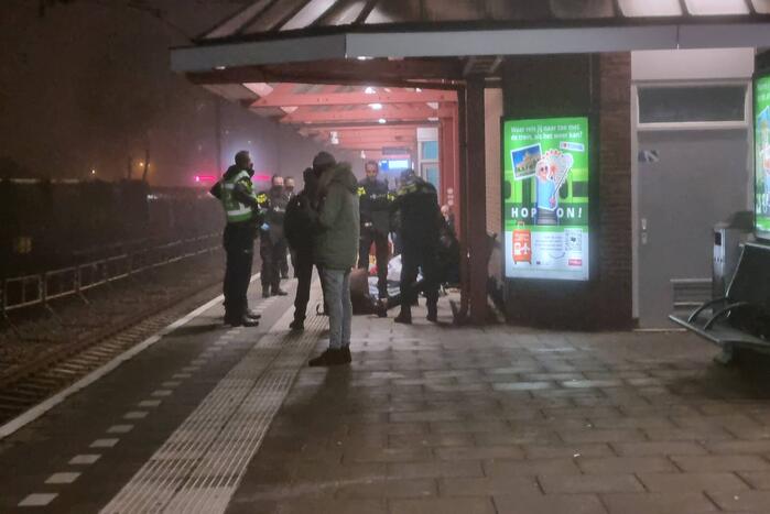 Vijf personen onder schot uit trein gehaald op treinstation