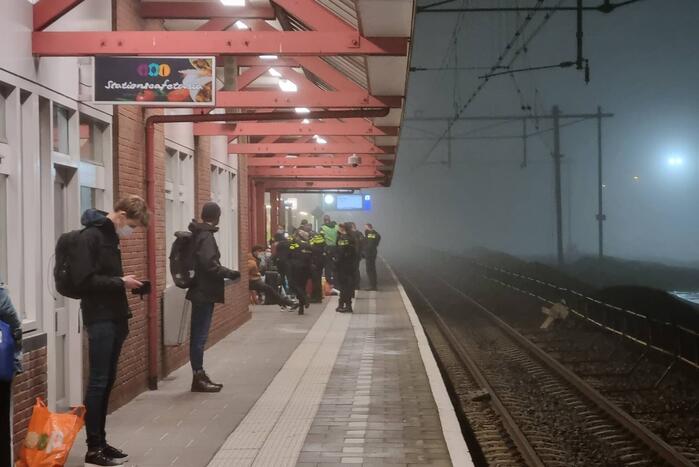 Vijf personen onder schot uit trein gehaald op treinstation