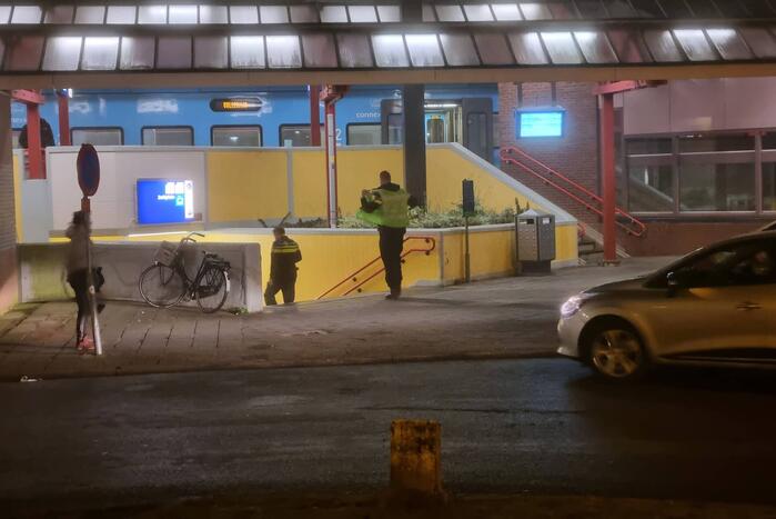 Vijf personen onder schot uit trein gehaald op treinstation