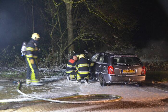 Geparkeerde auto vliegt in brand