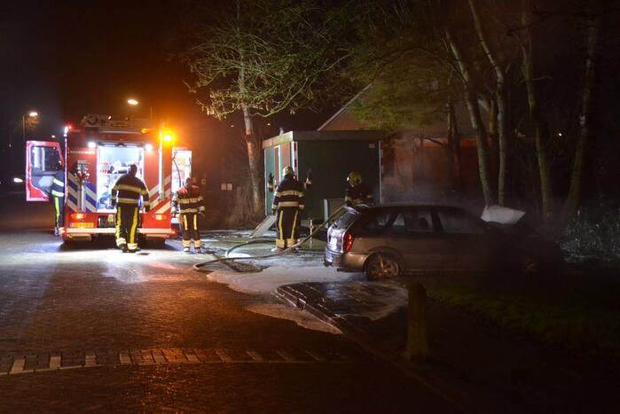 Geparkeerde auto vliegt in brand