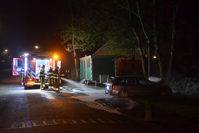Geparkeerde auto vliegt in brand