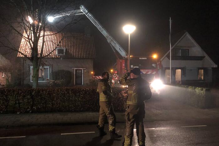 Brandweer blust schoorsteenbrand