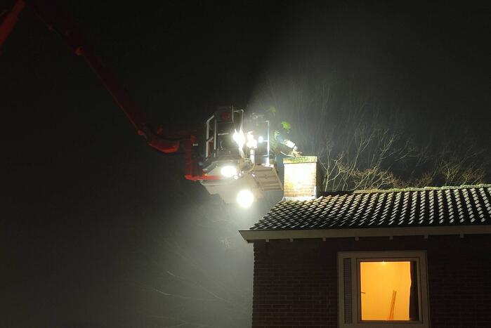 Brand in schoorsteen van woning