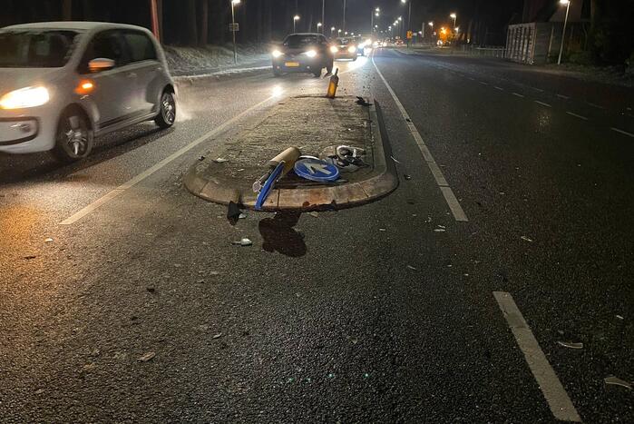 Automobilist verliest macht over het stuur en vliegt over vluchtheuvel