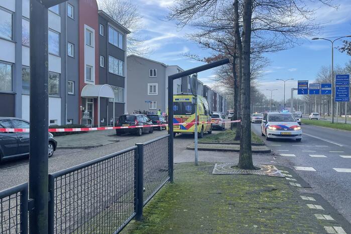 Een gewonden en dode bij steekpartij in woning