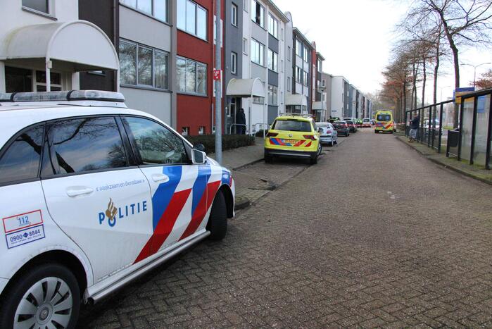 Een gewonden en dode bij steekpartij in woning