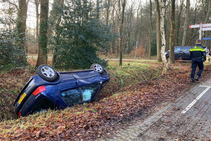 Auto belandt op zijn kop in greppel