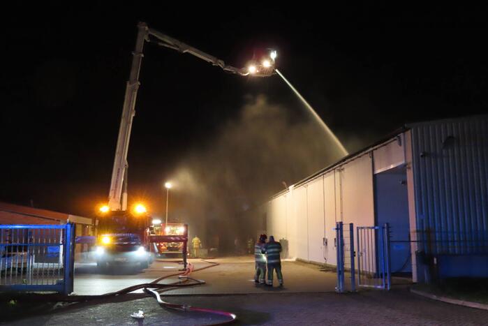 Flinke rookontwikkeling door brand in loods