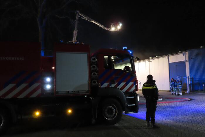 Flinke rookontwikkeling door brand in loods
