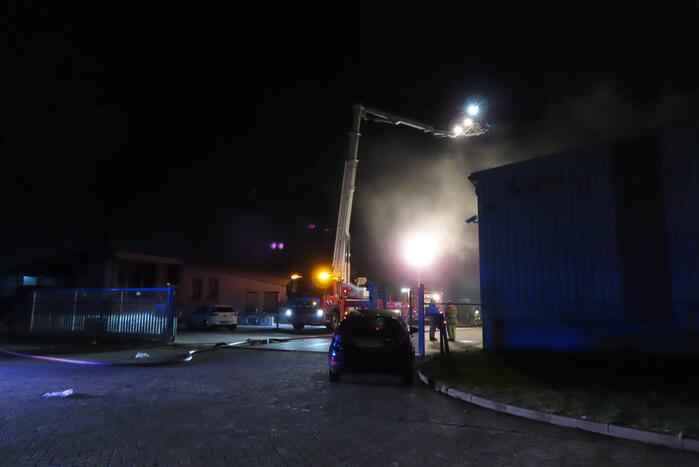 Flinke rookontwikkeling door brand in loods