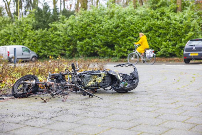 Opnieuw gaat een deelscooter van Go Sharing in vlammen op