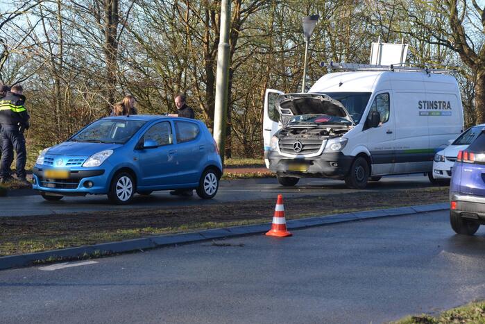 Bestuurder van bestelbus botst op voorganger