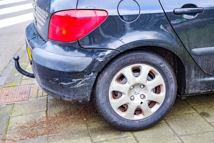 Twee auto's botsen op kruising, een gewonde