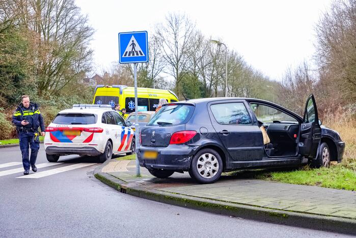 Twee auto's botsen op kruising, een gewonde