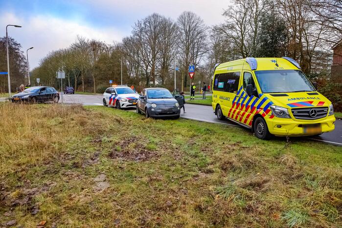Twee auto's botsen op kruising, een gewonde