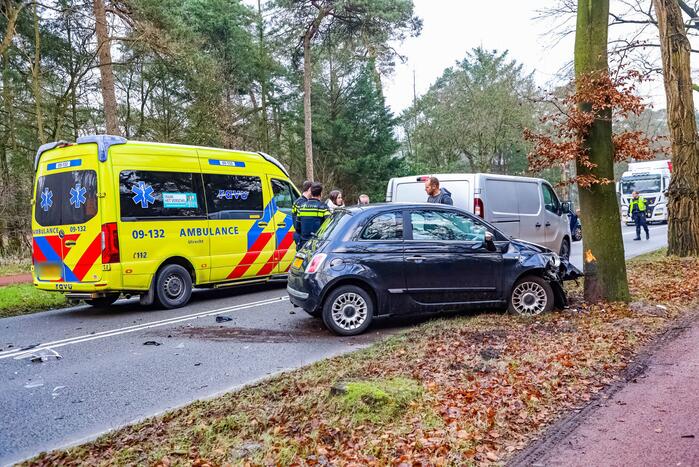 Enorme schade bij aanrijding tussen twee auto's