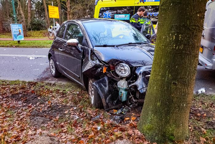 Enorme schade bij aanrijding tussen twee auto's