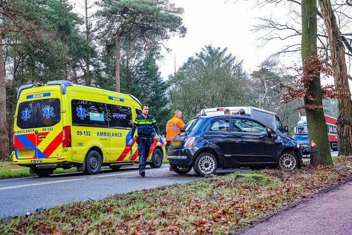 Enorme schade bij aanrijding tussen twee auto's